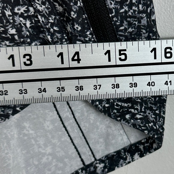 Lululemon Tracker Shorts Daisy Dust‎ Black White Womens Size 4 Activewear W7AGDS - Picture 13 of 15